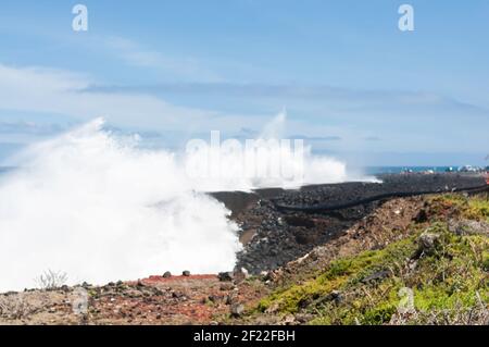 Stark aufgewühltes Meer an der Atlantikküste, mit Spray an einem sonnigen Tag Stockfoto