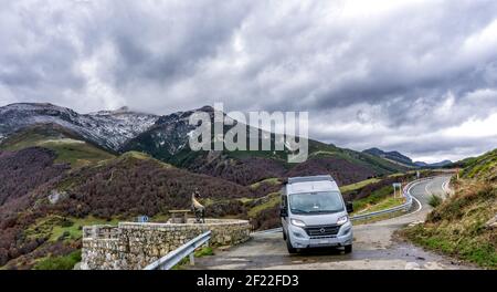 Grauer Wohnmobil im Herzen der Picos de geparkt Europa in Spanien Stockfoto