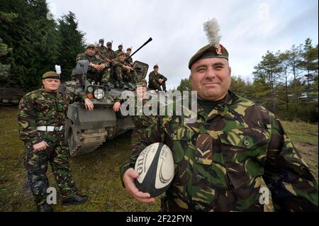 CHRIS BUDGEN VON EXETER RFC N TIDWORTH GARNISON MIT EINEM WARROR TANK UND DAS RUGBY-TEAM DER 2ND BATT ROYAL WELSH REG, DIE ER FÜR 4/11/2010 SPIELT. BILD DAVID ASHDOWN Stockfoto