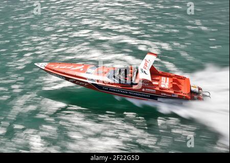 BRITISH POWERBOAT FESTIVAL. DER UIM BPRC MARATHON WORLD CUP BEI COWES RACE 1. RENNEN 2 AM SONNTAG. Red fpt Fahrer fabio buzzi Co-Fahrer simon powell aus poole in einem 46ft buzzi. 27/8/10 BILD DAVID ASHDOWN Stockfoto