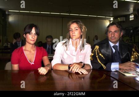 GUCCI PROZESS ALESSANDRA UND ALLEGRA GUCCI TÖCHTER VON PATRIZIA REGGIANI BEI DER ÜBERPRÜFUNG PROZESS AM BERUFUNGSGERICHT VON VENEDIG 4 ABSCHNITT AVVOCATO BUONGIORNO (VENEDIG - 2004-07-09, Maurizio Maule) PS das Foto kann in Bezug auf den Kontext verwendet werden, in dem es aufgenommen wurde, Und ohne die diffamierende Absicht der Anstand der Menschen vertreten (FOTO-REPERTOIRE - 2021-03-10, Maurizio Maule) p.s. la foto e' utilizzabile nel rispetto del contesto in cui e' stata scattata, e senza intento diffamatorio del decoro delle persone rapresentate Stockfoto