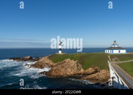 Blick auf den Leuchtturm auf der Isla Pancha in Galizien Stockfoto