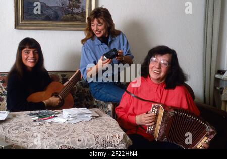 Katja Bienert, deutsche Schauspielerin, bei der Hausmusik mit Oma Anneliese Gutkind und Mutter Evelyne Gutkind-Bienert in Berlin, Deutschland 1988. Stockfoto