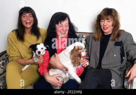 Katja Bienert, deutsche Schauspielerin, mit Oma Anneliese Gutkind, Mutter Evelyne Gutkind-Bienert und Welpen in Berlin, Deutschland 1988. Stockfoto