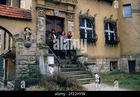 Katja Bienert, deutsche Schauspielerin, mit Oma Anneliese Gutkind und Mutter Evelyne Gutkind-Bienert im Eingang des Hauses in Berlin, Deutschland 1988. Stockfoto