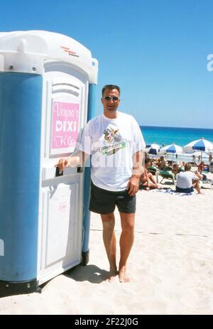 Touristen zahlen für die Nutzung vom Dixi Klo vom Aufzug von Verona Feldbusch bei 'Big Brother' als Touristenataktion am Strand von Mallorca, Spanien 2000.