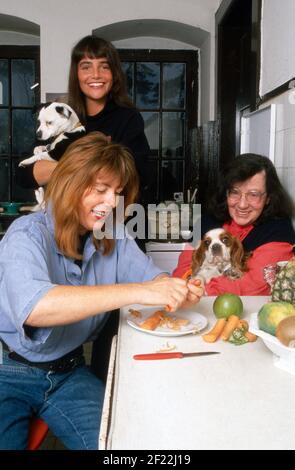 Katja Bienert, deutsche Schauspielerin, beim Kochen mit Oma Anneliese Gutkind und Mutter Evelyne Gutkind-Bienert in Berlin, Deutschland 1988. Stockfoto