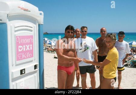 Touristen zahlen für die Nutzung vom Dixi Klo vom Aufzug von Verona Feldbusch bei 'Big Brother' als Touristenataktion am Strand von Mallorca, Spanien 2000.