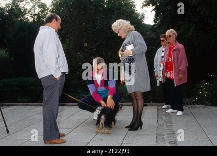 ZSA Zsa Gabor und Ehemann Frederic Prinz von Anhalt sprechen mit weiteren Kurgästen im Rahmen ihrer Aslan Therapie in Bad Kissingen, Deutschland 1992. Stockfoto