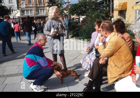 ZSA Zsa Gabor und Ehemann Frederic Prinz von Anhalt sprechen mit weiteren Kurgästen im Rahmen ihrer Aslan Therapie in Bad Kissingen, Deutschland 1992. Stockfoto