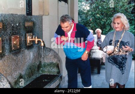 ZSA Zsa Gabor und Ehemann Frederic Prinz von Anhalt nehmen einen Schluck Heilwasser im Rahmen ihrer Aslan Therapie in Bad Kissingen, Deutschland 1992. Stockfoto