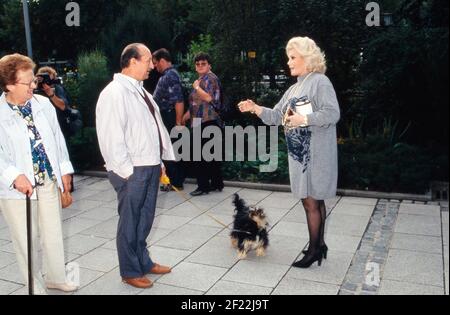 ZSA Zsa Gabor und Ehemann Frederic Prinz von Anhalt sprechen mit weiteren Kurgästen im Rahmen ihrer Aslan Therapie in Bad Kissingen, Deutschland 1992. Stockfoto