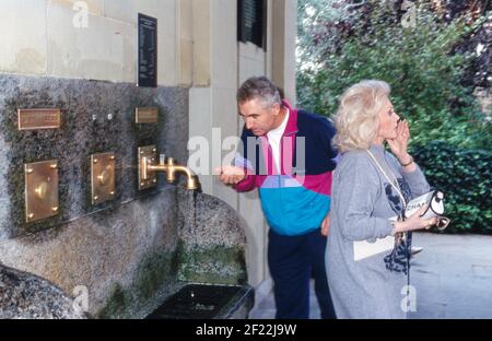 ZSA Zsa Gabor und Ehemann Frederic Prinz von Anhalt nehmen einen Schluck Heilwasser im Rahmen ihrer Aslan Therapie in Bad Kissingen, Deutschland 1992. Stockfoto