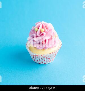Bunte Feier Hintergrund mit Cupcake. Minimales Partykonzept. Stockfoto