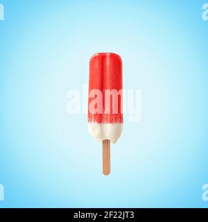 Roter Eisdiele auf blauem Hintergrund. Minimales Sommerkonzept. Stockfoto