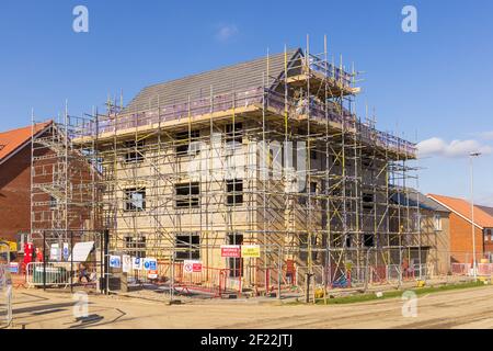 Wohnungen im Bau von Bovis in der neuen Stortford Fields Wohnanlage in Bishop's Stortford, Großbritannien. Stockfoto