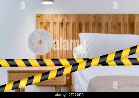 Nahaufnahme des Details ein Bett in einem Schlafzimmer mit Lampe und Beistelltisch. Home Interior Konzept. Stockfoto