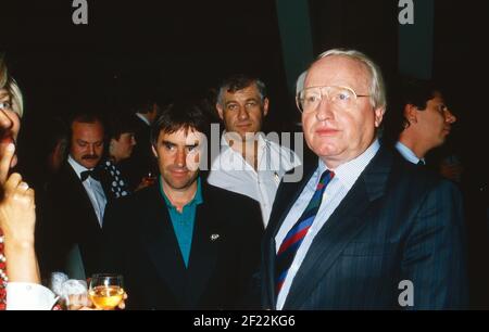 Sänger Chris de Burgh uhd Tagesschau Sprecher Werner Veigel bei der Berolina Eröffnungsveranstaltung IFA 1987 in Berlin, Deutschland 1987. Stockfoto