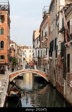 Touristen zu Fuß über Ponte Ubaldo Belli Brücke, Rio di San Felice, Fondamenta di San Felice, Cannaregio, Venedig, Italien Stockfoto