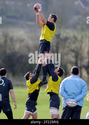 ENGLAND RUGBY TEAM TRAINING IM SURRY SPORTS PARK FÜR IHRE SECHS NATIONEN SPIEL MIT FRANKREICH. SIMON SHAW. 24/2/2011. BILD DAVID ASHDOWN Stockfoto