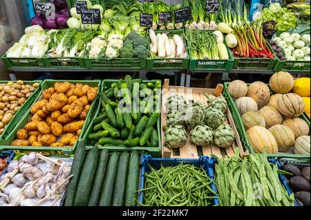 Verschiedene Arten von Salat und Gemüse zum Verkauf bei a Markt Stockfoto