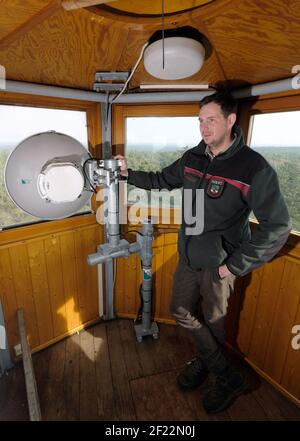 Arnsdorf, Deutschland. März 2021, 10th. Philipp Nahrstedt, Leiter des Forstamtes für das Gebiet Annaburg, steht in einem Feuerwachturm an Richtfunkantennen in der Glücksburger Heide. In Sachsen-Anhalt wurden 1,2 Millionen Euro in das Waldbrand-Frühwarnsystem „Fire Watch“ investiert. Für die Früherkennung von Waldbränden setzt der Staat auf Technologie aus der Luft- und Raumfahrt; an ehemaligen Feuerwachtürmen, Mobilfunkmasten und hohen Gebäuden wurden optische Sensoren installiert. Quelle: Sebastian Willnow/dpa-Zentralbild/dpa/Alamy Live News Stockfoto