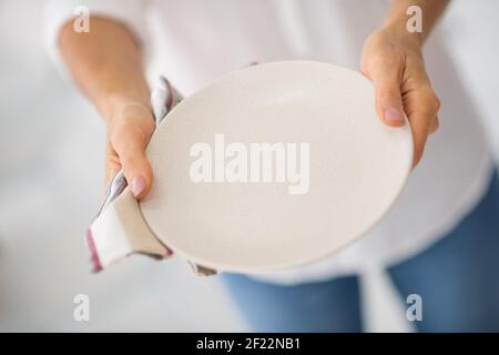 Nahaufnahme Bild einer Frau mit Teller in den Händen Stockfoto