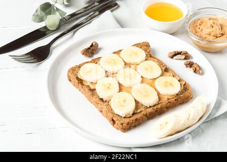 Hausgemachtes Erdnussbutter-Sandwich mit Bananen und Honig. Stockfoto