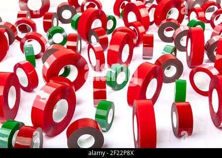 Doppelseitiges Klebeband auf weißem Hintergrund Isolierung. Doppelseitiges Klebeband. Eine Rolle von Industriebauklebstoffband f Stockfoto