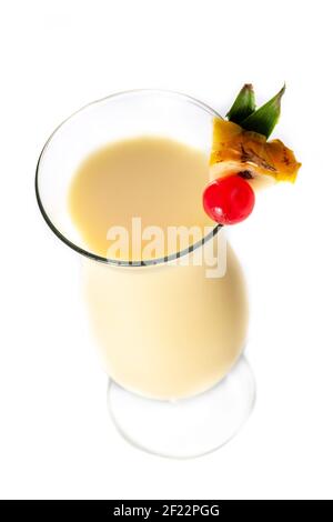 Piña Colada Cocktail isoliert auf weißem Hintergrund Stockfoto