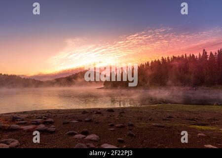 Schöner Morgen mit aufgehender Sonne am See Stockfoto