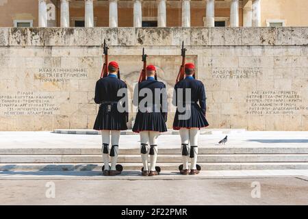 ATHEN, GRIECHENLAND - 30. Oktober 2019. Wechsel der Präsidentengarde namens Evzones vor dem Denkmal des unbekannten Soldaten, neben dem Gree Stockfoto