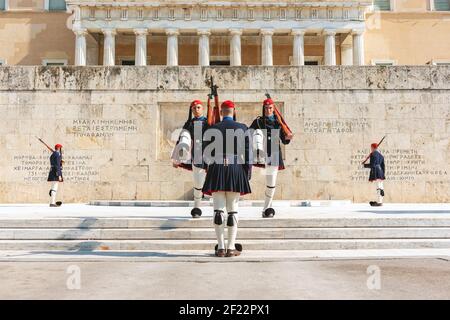 ATHEN, GRIECHENLAND - 30. Oktober 2019. Wechsel der Präsidentengarde namens Evzones vor dem Denkmal des unbekannten Soldaten, neben dem Gree Stockfoto