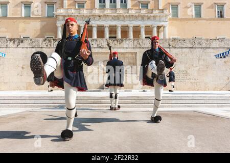 ATHEN, GRIECHENLAND - 30. Oktober 2019. Wechsel der Präsidentengarde namens Evzones vor dem Denkmal des unbekannten Soldaten, neben dem Gree Stockfoto