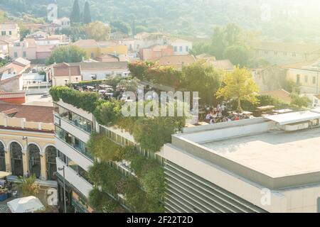 ATHEN, GRIECHENLAND - 30. Oktober 2019: Café auf einem Dach eines Gebäudes in Athen. Griechenland. Stockfoto