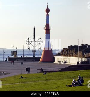 Willy-Brandt-Platz mit Leuchtturm Unterfeuer und Semaphore, Bremerhaven, Deutschland, Europa Stockfoto