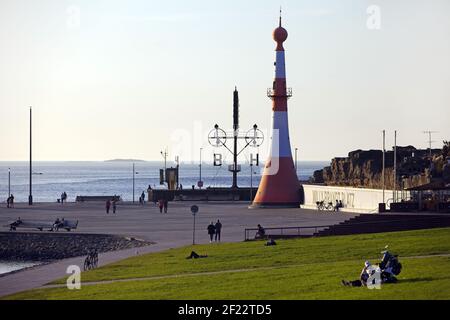 Willy-Brandt-Platz mit Leuchtturm Unterfeuer und Semaphore, Bremerhaven, Deutschland, Europa Stockfoto