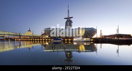 Beleuchtetes Klimahaus Bremerhaven am Abend, Havenwelten, Bremerhaven, Deutschland, Europa Stockfoto