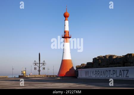 Willy-Brandt-Platz mit Leuchtturm Unterfeuer und Semaphore am neuen Hafen, Bremerhaven Stockfoto