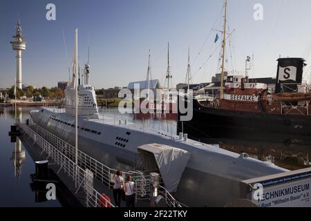 Museumshafen mit dem U-Boot Wilhelm Bauer, Deutsches Schifffahrtsmuseum, Bremerhaven, Deutschland, Europa Stockfoto