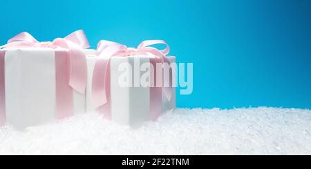 Kreative Komposition mit Weihnachts-Geschenkschachteln auf blauem Hintergrund. Minimal Weihnachten oder Neujahr Konzept. Stockfoto