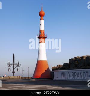 Willy-Brandt-Platz mit Leuchtturm Unterfeuer und Semaphore am neuen Hafen, Bremerhaven Stockfoto