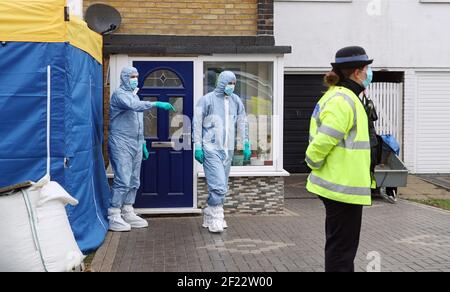 Forensische Offiziere vor einem Haus in Freemens Way in Deal, Kent, nachdem Detektive nach Sarah Everard, die seit letztem Mittwoch vermisst wurde, gejagt hatten, verhafteten einen Metropolitan Police Officer an einer Adresse im Landkreis. Bilddatum: Mittwoch, 10. März 2021. Stockfoto