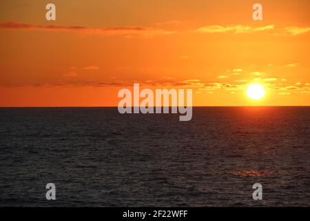 Sonnenuntergang über dem Atlantischen Ozean vor der Westküste von Afrika Stockfoto