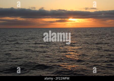 Sonnenuntergang über dem Atlantischen Ozean vor der Westküste von Afrika Stockfoto