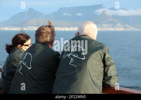 KAPSTADT, SÜDAFRIKA - 2. OKTOBER 2015: Französische Napoleon-Fans blicken zurück in Richtung Land, während sie auf eine der letzten Reisen der RMS St. Helena aufbrechen Stockfoto