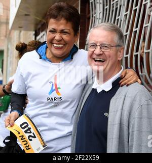 Der Läufer erhalten ein Lätzchen mit dem Namen eines berühmten Athleten von Bernard Lapasset während des Besuchs der französischen Delegation Paris 2024 Kandidatur in Collique Slum für das Projekt "Peru, Frienship, Solidarität" , Lima, September 11, 2017, Foto Philippe Millereau / KMSP / PARIS 2024 / DPPI Stockfoto