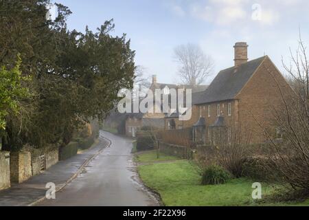 Ein nebliger Morgen im Cotswold Dorf Whichford in der Nähe von Long Compton, Warwickshire, England. Stockfoto