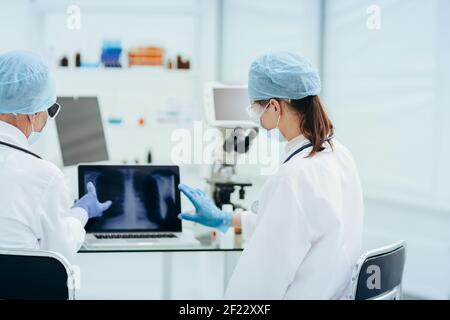 Nahaufnahme. Ärzte diskutieren eine Röntgenaufnahme der Brust. Stockfoto