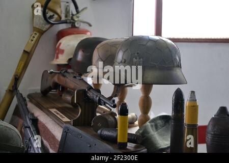 Helme. Ausstellung von original deutschen Helmen aus dem Zweiten Weltkrieg in Brasilien, Südamerika Stockfoto